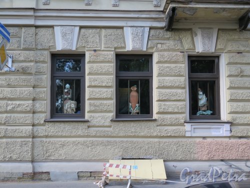 Большой пр., В.О., д. 7/ 2-я линия В.О., д. 15. Доходный дом Г. И. Винтергальтера. Окна бельэтажа (Кафе «Хурма») фото август 2015 г.