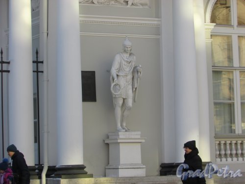 Невский проспект, дом 39, литера Г. Общий вид скульптуры павильона Росси после реставрации. Фото 31 января 2018 года.