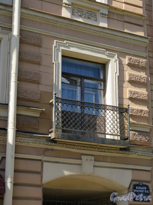 Большой пр., В.О., д. 5. Доходный дом Ломача, 1875-76, Балкон. фото август 2015 г.