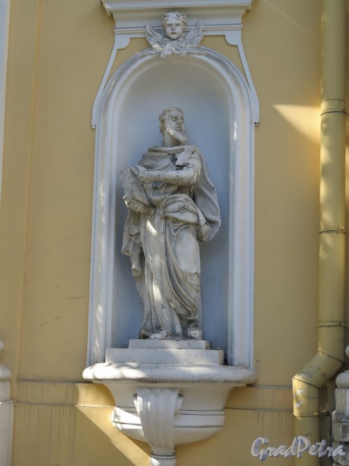 Большой пр., В.О., д. 1. Церковь Святой Екатерины. Статуя апостола Петра в нише. фото август 2015 г.