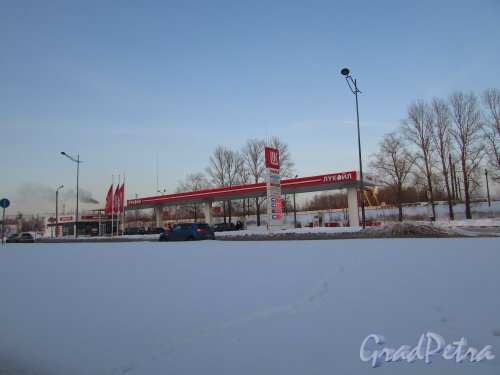 Витебский проспект, дом 10, литера А. Автозаправочная станция «Лукойл». Фото 8 февраля 2018 года.