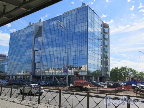 Приморский пр., д. 54, корп. 1. Бизнес-Центр "ЮИТ Лентек", 2008-09. Общий вид здания. фото август 2015 г.