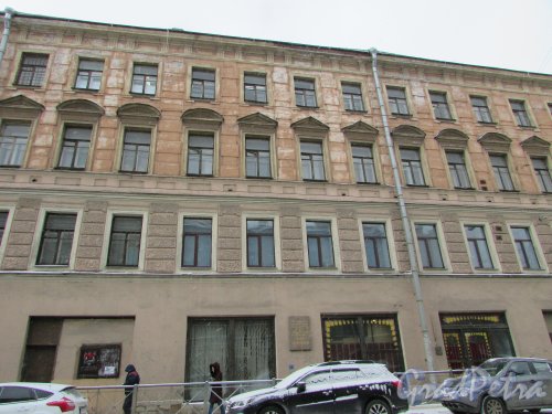 Кондратьевский проспект, дом 14. Центральная часть фасада здания. Фото 26 февраля 2018 года.