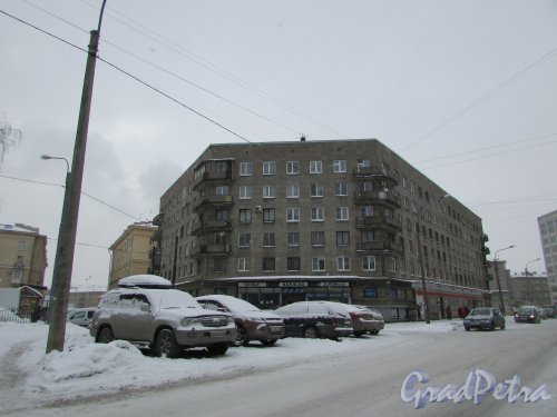 Кондратьевский проспект, дом 33, литера А. Угловая часть здания на углу переулка Усыскина и улицы Васенко. Фото 26 февраля 2018 года.