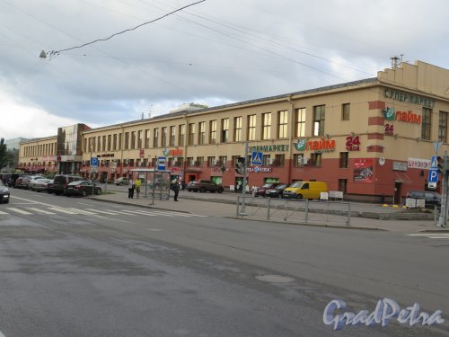 Левашовский пр., д. 13. Бизнес-центр. Общий вид от Барочной ул. фото сентябрь 2015 г.