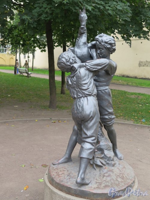 Загородный пр. Сквер между дд. 36-40. Скульптура «Мальчики с гусем», сер. 19 в. установлена в 2005 г. фото сентябрь 2015 г.