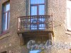 Малый проспект П.С., дом 32, литера А. Угловой балкон. Фото 1 мая 2016 года.
