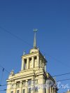 Московский проспект, дом 190, литера А. Общий вид верхней части «Дома со шпилем». Фото 21 апреля 2019 года.
