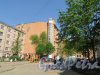 Сквер Соловьева-Седого во дворе дома 148 и дома 150 по Невскому проспекту. Вид сквера со стороны Невского проспекта. фото май 2018 г.
