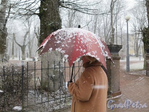 Пр. Ленина (Выборг). Парк-эспланада. Под зонтиком в снегу у входа. фото 10 мая 2017 г.