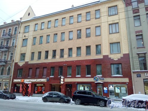Большой проспект Петроградской стороны, дом 33. 5-этажный жилой дом 1900 года постройки. 3 парадные, 40 квартир. Фото 09.01.2019 года.