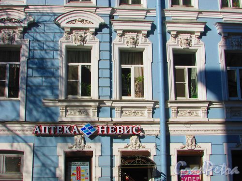 Чкаловский проспект, дом 9. Оформление окон первого и второго этажей. Фото 1 мая 2016 года.
