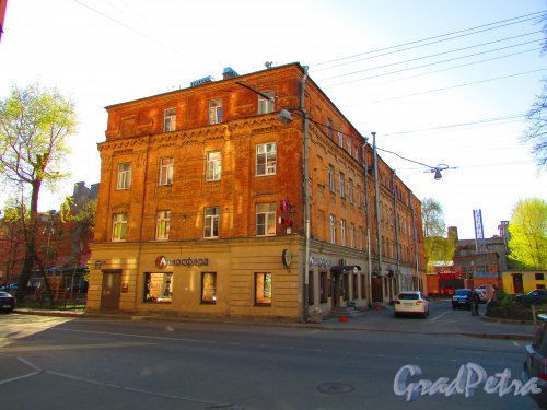 Чкаловский проспект, дом 8-10 / Пионерская улица, дом 37. Общий вид здания. Фото 1 мая 2016 года.