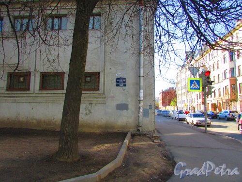 Чкаловский проспект, дом 12 / Большая Разночинная улица, дом 20. Табличка с номером здания. Фото 1 мая 2016 года.
