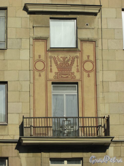 Московский проспект, дом 192-194 (дом 194). Балкон и художественное оформление фасада на уровне 4-го этажа. Фото 21 апреля 2019 года.

