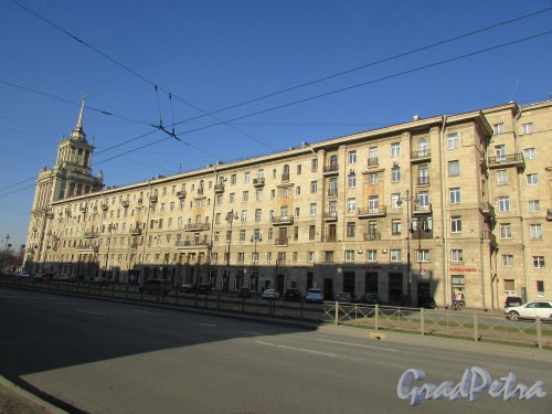 Московский проспект, дом 192-194 (дом 192). Общий вид жилого дома. Фото 21 апреля 2019 года.
