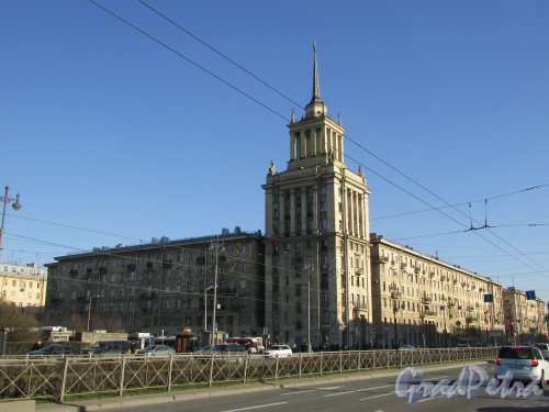 Московский проспект, дом 190, Бассейная улица, дом 41 (слева), Московский проспект, дом 192-194 (справа). Общий вид зданий. Фото 21 апреля 2019 года.
