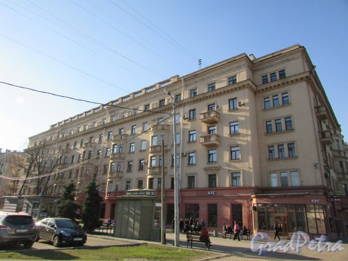 Московский проспект, дом 165 (Бассейная ул., дом 22). Фасад вдоль пешеходной зоны. Фото 21 апреля 2019 года.