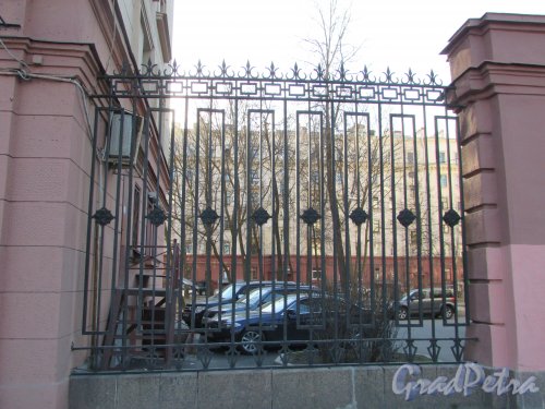 Московский проспект, дом 165. Фрагмент ограды между домами. Фото 21 апреля 2019 года.