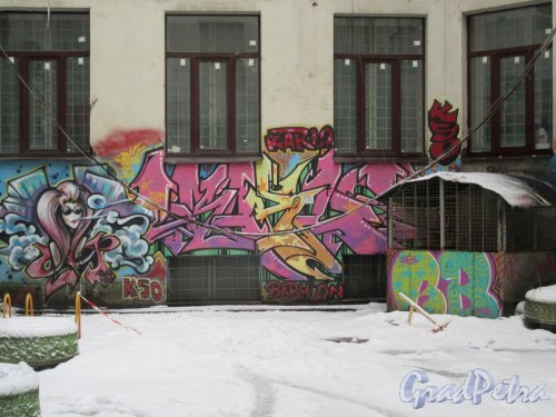 Лиговский пр., д. 63. Доходный дом В. В. Маркозова. 2-ой двор. Граффити на торцевой стене. фото март 2018 г.