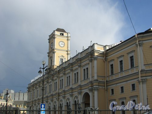 Невский проспект, дом 85, литера А. Башенные часы над центральным входом на Московский вокзал. Фото 1 октября 2019 года.
