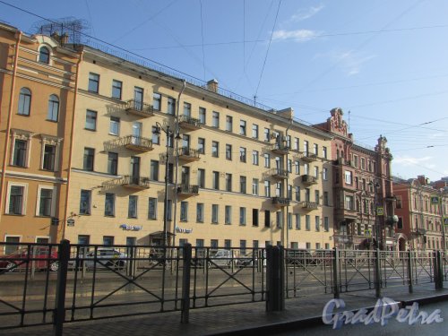 Лиговский проспект, дом 116-118, литера А. Общий вид фасада здания и вход в центральный офис банка ВТБ. Фото 1 октября 2019 года.
