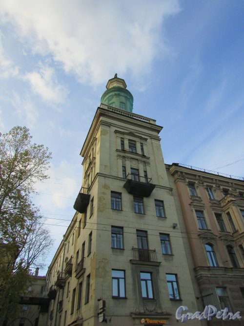 Московский проспект, дом 37 / 5-я Красноармейская улица, дом 1. Общий вид башни. Фото 28 октября 2019 года.
