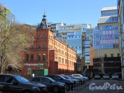 Каменноостровский пр., д. 11. Бизнес-центр «Лангензипен». Общий вид здания со стороны бокового фасада. фото май 2018 г.