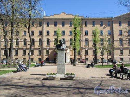 Общий вид сада Александровского лицея и памятник В.И. Ленину. фото май 2018 г.