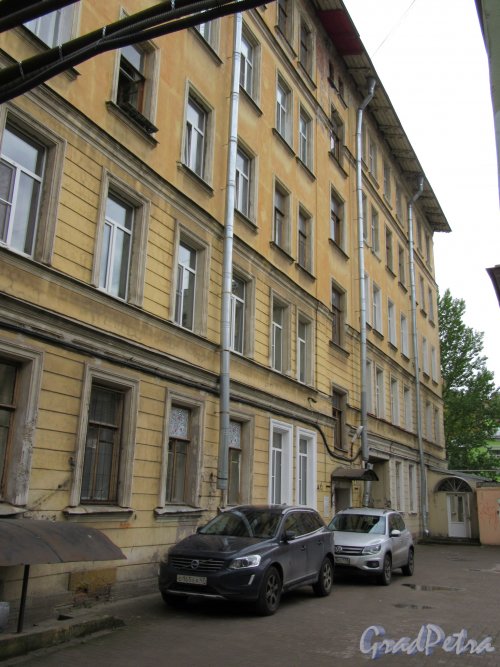 Суворовский пр., д. 43-45. Доходный дом. Задний фасад. фото май 2018 г. 