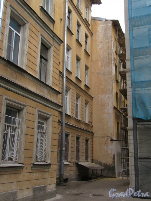 Суворовский пр., д. 41. Фрагмент двора. фото май 2018 г.