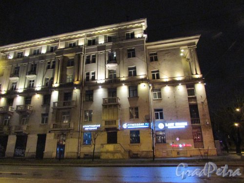 проспект Стачек, дом 84, корпус 1, литера А. Правая часть здания (со стороны улицы Зайцева) в ночном оформление. Фото 19 декабря 2019 года.