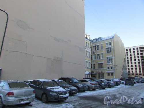 Лиговский проспект, дом 228, литера А. Парковка во дворе. Фото 6 февраля 2020 года.

