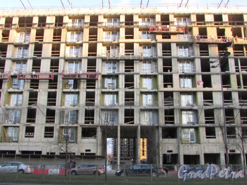 Лиговский проспект, дом 232, строение 1. Центральная часть фасада ЖК «Второй Квартал» во время строительства. Фото 27 февраля 2020 г.
