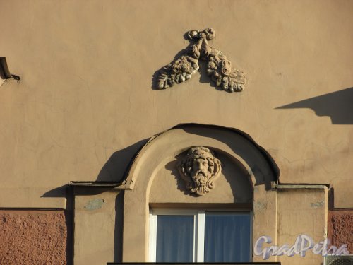 Лиговский проспект, дом 142, литера А. Оформление фронтона. Фото 25 февраля 2020 г.
