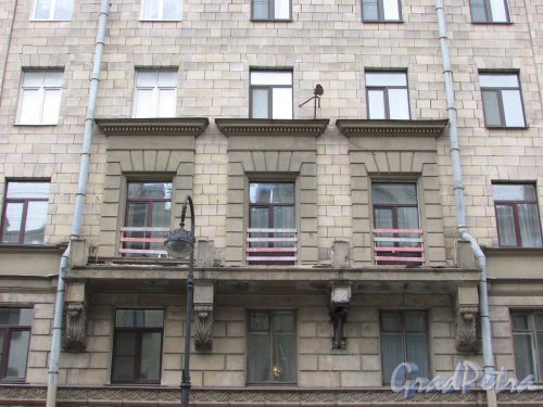Каменноостровский проспект, дом 17, литера А. Состояние центрального балкона. Фото 3 марта 2020 г.
