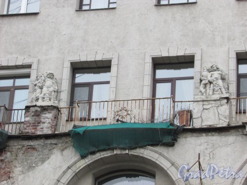 Каменноостровский проспект, дом 9. Состояние центрального балкона со стороны проспекта. Фото 3 марта 2020 г.