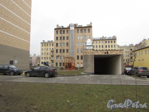 Лиговский проспект, дом 206, строение 1. Въезд в подземный паркинг. Фото 3 марта 2020 г.