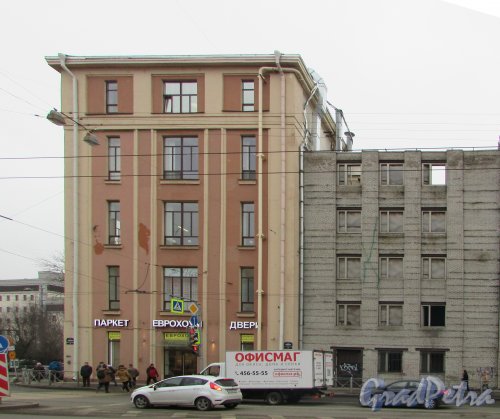 проспект Медиков, дом 9, литера Б. Часть фасада, выходящая на проспект Медиков. Фото 3 марта 2020 г.