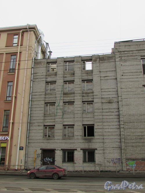 проспект Медиков, дом 7, литера Ж. Левая часть фасада. Фото 3 марта 2020 г.