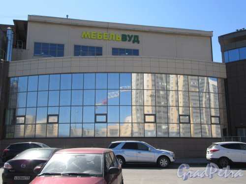 Дальневосточный пр., д. 14. Торговый комплекс «MEBELWOOD». Фрагмент фасада. фото май 2018 г.