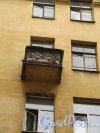 Большой пр., В.О., д. 64 / 2-я линия В.О., д. 5. Дом с мозаичной мастерской В. А. Фролова. Балкон во дворе. фото июнь 2018 г.