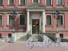 Невский проспект, дом 176, литера А. Портик входа в здание Администрации Центрального района. Фото 7 мая 2020 г.