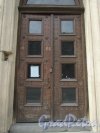 Суворовский проспект, дом 56. Оригинальная (аутентичная) дверь на лицевом фасаде здания. Фото 7 мая 2020 г.