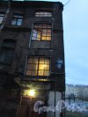 Лиговский проспект, дом 212, литера Е. Правая часть корпуса и окна лестничной площадки. Фото 10 февраля 2020 года. 