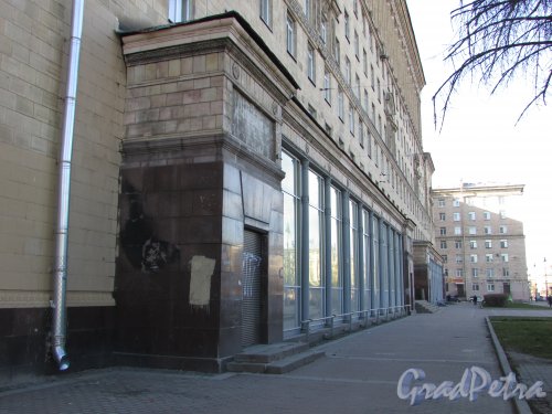 Московский проспект, дом 191, литера А. Вид на коммерческие помещения первого этажа. Фото 8 апреля 2020 г.