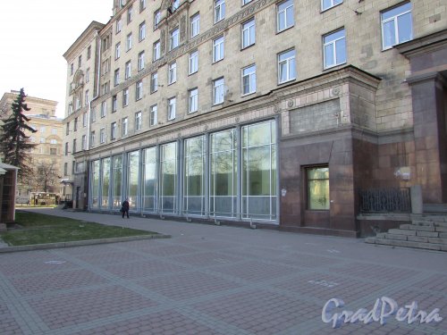 Московский проспект, дом 191, литера А. Коммерческие помещения первого этажа в левой части здания, здающиеся в аренду. Фото 8 апреля 2020 г.