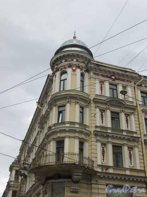 Невский проспект, дом 170 / Исполкомская улица, дом 2. Угловая башня. Фото 7 мая 2020 г.