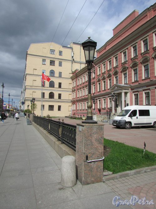 Невский проспект, дом 176, литера А. Общий вид территории перед лицевым зданием. Фото 7 мая 2020 г.