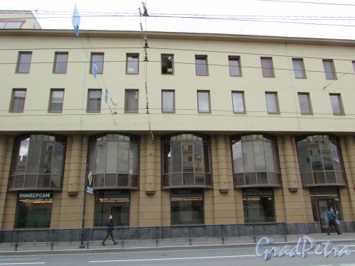 Суворовский пр., д. 2б, литера А. Фрагмент фасада здания. Фото 7 мая 2020 г.